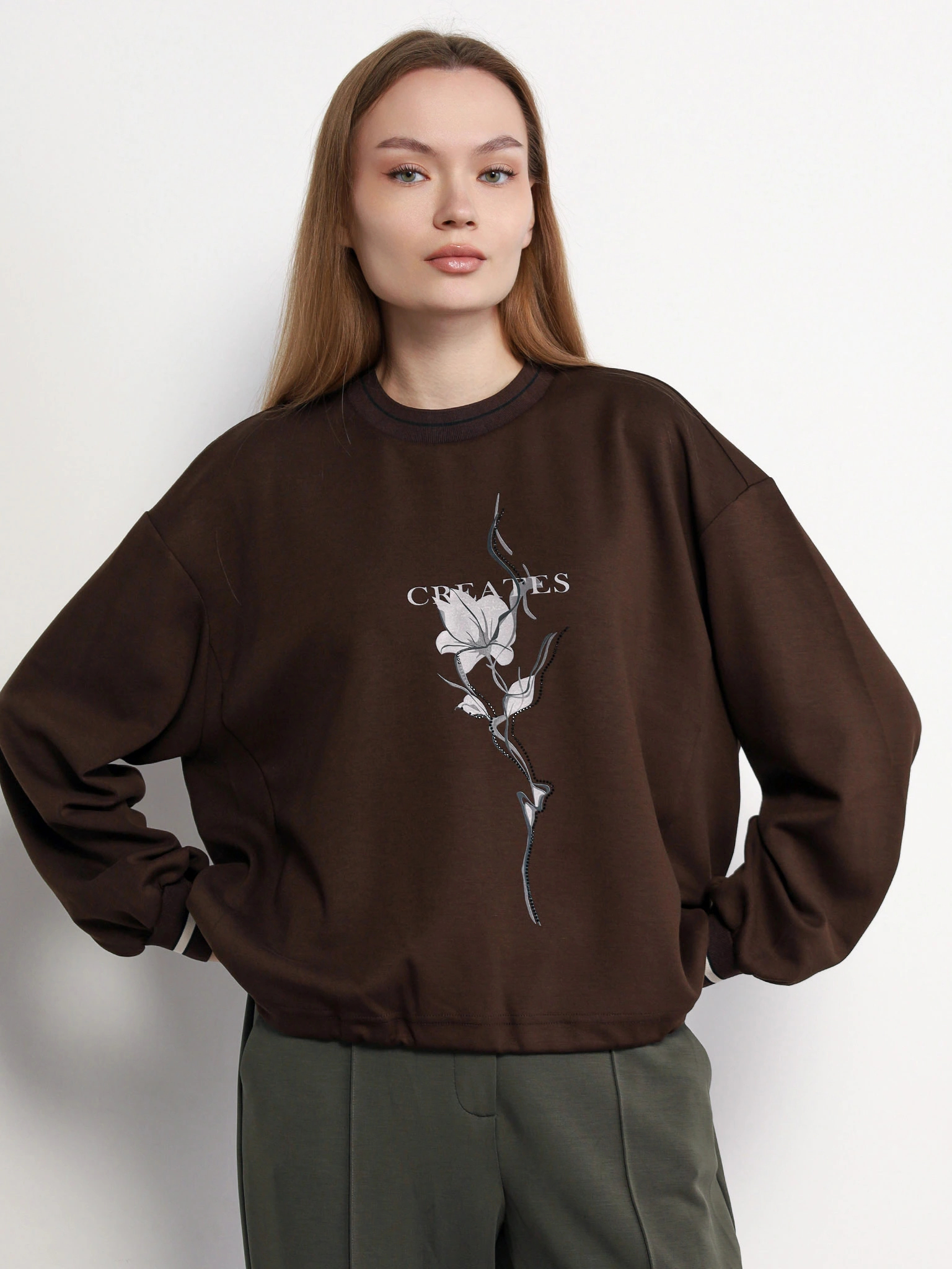 Джемпер темно-коричневого цвета со стразами